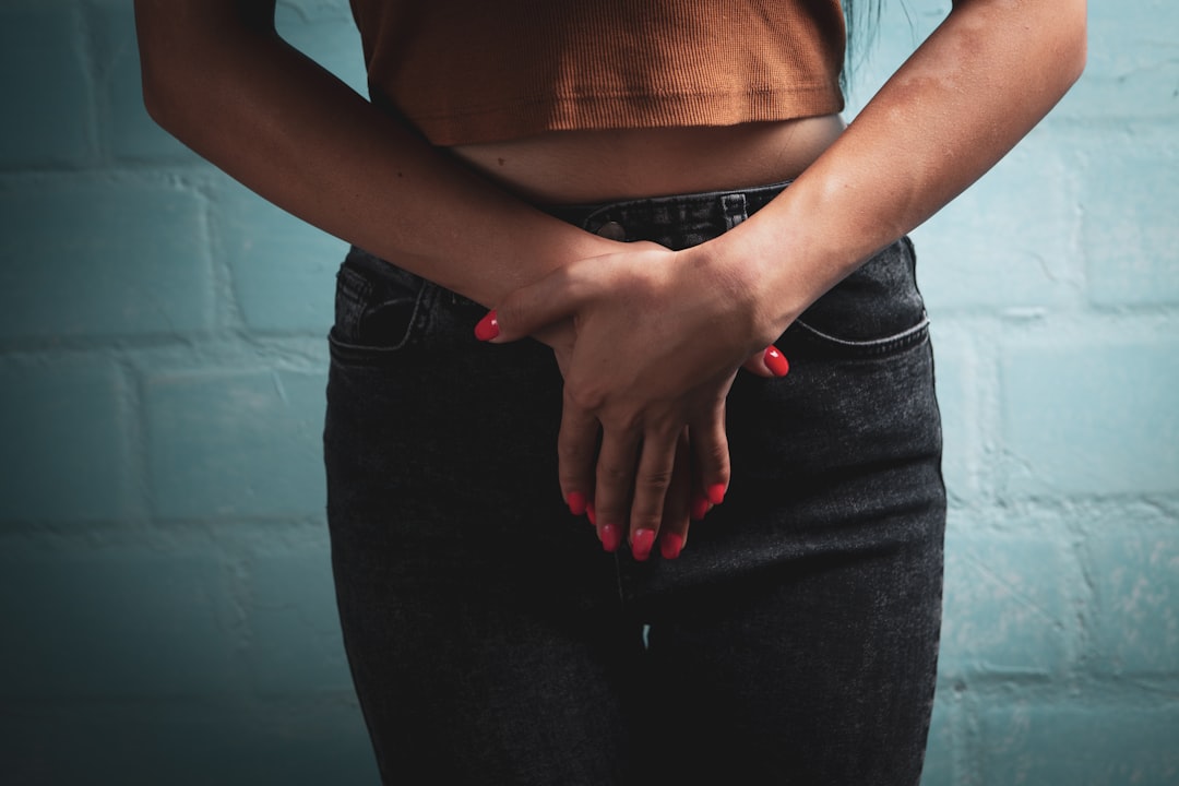 Femme innocente blessée par balle devant un bar