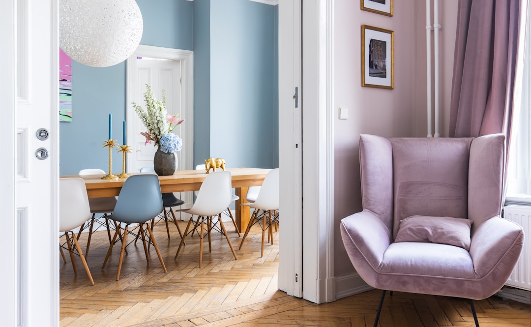 Aménagement optimisé d'un petit appartement au design intérieur soigné