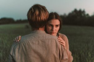 De l’orphelinat à l’amour : un témoignage bouleversant