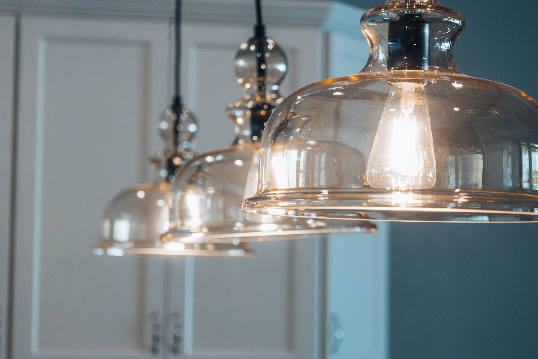 Suspension en verre ambré dans un décor moderne